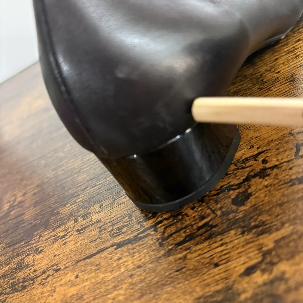 AGL Leather Pumps Womens Sz 6 Black‎ Low Heel Metal Accent Classic